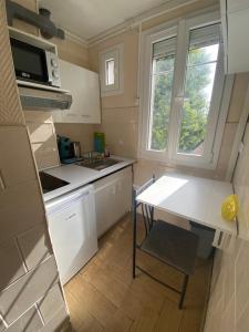 Kuchyň nebo kuchyňský kout v ubytování RENT APPART - La Garenne Colombes