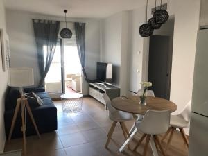 Televízia a/alebo spoločenská miestnosť v ubytovaní Apartamento Punta Candor Rota