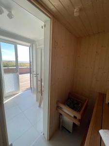 una vista interior de una sauna con ventana en Westeroog, en Wangerooge