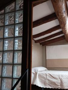ein Schlafzimmer mit einem Bett und einem großen Fenster in der Unterkunft Casa Zapatero en Somontano in Salas Bajas