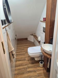 Koupelna v ubytování Apartament nad BRDĄ , agroturystyka.