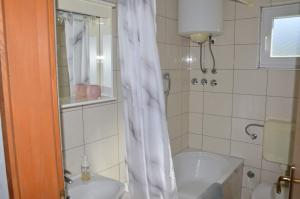 Ein Badezimmer in der Unterkunft Apartments Burcul Pag