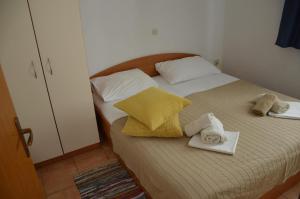 Ein Bett oder Betten in einem Zimmer der Unterkunft Apartments Burcul Pag