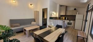 Il comprend un salon avec une table à manger et une cuisine. dans l'établissement Larimar Etablissement- 200 M de la mer, à Sainte-Maxime