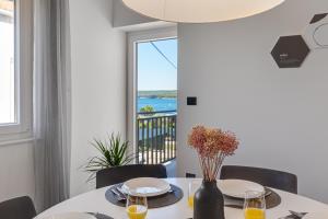 Balkón nebo terasa v ubytování Apartment By The Sea