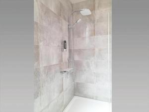 La salle de bains est pourvue d'une douche avec une porte en verre. dans l'établissement Hotel Blüchertal Bacharach, à Bacharach