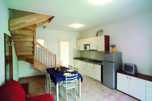cocina con mesa y cocina con escalera en Villaggio Borgo dell'Ulivo, en Bibione