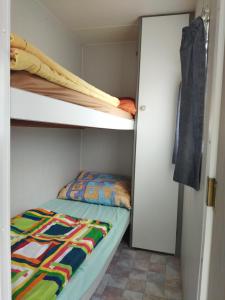 Poschodová posteľ alebo postele v izbe v ubytovaní MarCITY