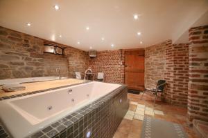 Bilik mandi di Dolce Villa Pool and Wellness +32 gambar