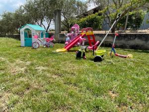 Casa vacanza Villa Dorotea في بارتينيكو: مجموعة من ألعاب الأطفال يجلسون في العشب