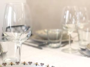 uma mesa com copos de vinho numa toalha de mesa branca em Plaza Adarve Toledo em Toledo