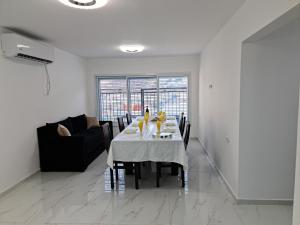 uma sala de jantar com uma mesa e um sofá em דירת נופש em Tiberias