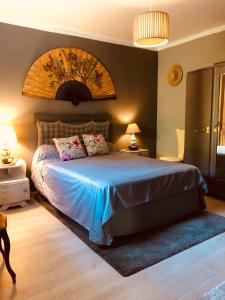 サン・レミ・ド・プロヴァンスにあるAcanthes & Provenceのベッドルーム1室(青い掛け布団付きのベッド1台付)
