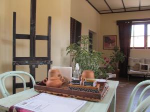 a table with a tray of pottery on top of it at La Quebrada Enigmática. Arte, mística e historia in Tilcara