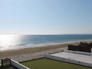 - une vue sur la plage depuis le balcon d'une maison dans l'établissement Panorama Beach House, 5 meters to the sea, à Perivólia