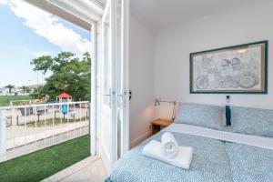 ein Schlafzimmer mit einem Bett und einem Balkon in der Unterkunft Bella Vista KTH in Trogir