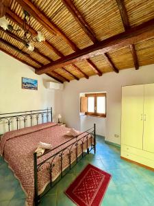 ポザーダにあるCasa Ginepro-Romantica casa vista mareの木製の天井が特徴のベッドルーム1室(ベッド1台付)