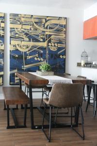 een eetkamer met tafels en stoelen en een schilderij bij Brickell Bay Haven in Miami