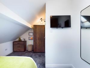 TV at/o entertainment center sa Large, Stylish Maisonette In Liverpool, Opposite Sefton Park