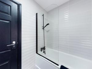 A bathroom at Large, Stylish Maisonette In Liverpool, Opposite Sefton Park