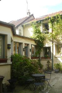 Una mesa y sillas frente a una casa en Porte de Paris, en Montesson