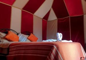 Postel nebo postele na pokoji v ubytování Desert Romantic Camp