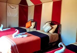 Postel nebo postele na pokoji v ubytování Desert Romantic Camp