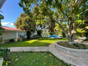 a yard with a tree and a swimming pool at Casa Siloe in Campeche