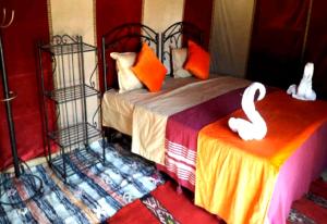 Postel nebo postele na pokoji v ubytování Desert Romantic Camp
