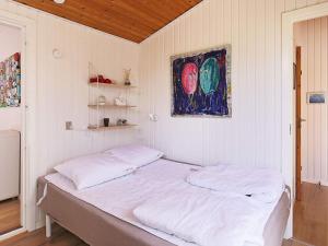 Bøtø Byにある8 person holiday home in V ggerl seのベッド1台(枕2つ付)