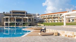 un complejo con piscina y un edificio en Elpida Resort & Spa, en Serres