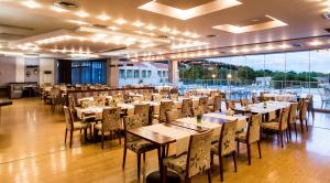 Elpida Resort & Spa tesisinde bir restoran veya yemek mekanı