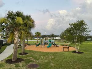 un parco giochi con uno scivolo in un parco di Apartment Gran Lake a St. Augustine