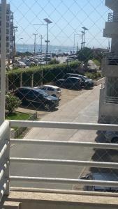una cerca con coches estacionados en un estacionamiento en Departamento a media cuadra de Av del mar, en La Serena