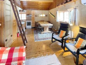 een woonkamer met een trap in een tiny house bij Holiday home SÄLEN XXIX in Sälen