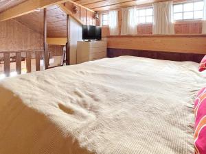 - une chambre avec un grand lit blanc dans une cabine dans l'établissement Holiday home SÄLEN XXIX, à Sälen