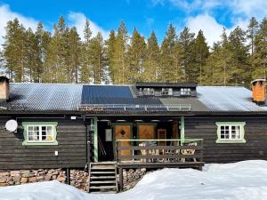 uma casa de madeira com um alpendre na neve em Holiday home SÄLEN XXIX em Sälen