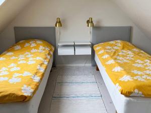 מיטה או מיטות בחדר ב-Holiday home YNGSJÖ, SVERIGE II