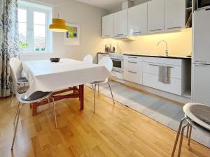 uma cozinha com uma mesa e cadeiras numa cozinha em Holiday home YNGSJÖ, SVERIGE II em Yngsjö
