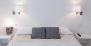 A bed or beds in a room at Camere Maré