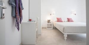 A bed or beds in a room at Camere Maré