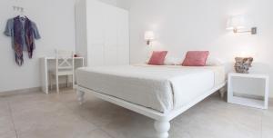 A bed or beds in a room at Camere Maré