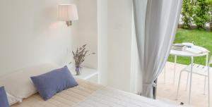A bed or beds in a room at Camere Maré