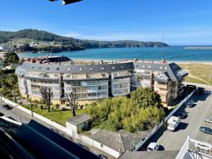 apartamentowiec z widokiem na wodę w obiekcie The Cliffs - Milamarina w mieście Viveiro