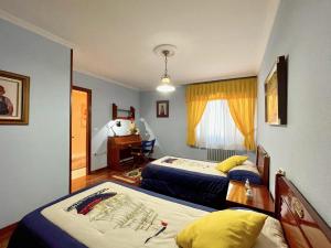 pokój hotelowy z dwoma łóżkami i biurkiem w obiekcie The Cliffs - Milamarina w mieście Viveiro