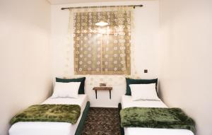 - 2 lits dans une chambre avec fenêtre dans l'établissement Issli appartment, à Azrou