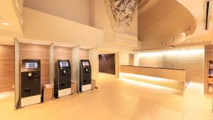 un hall équipé de trois machines à trois atm dans un bâtiment dans l'établissement Via Inn Akihabara, à Tokyo