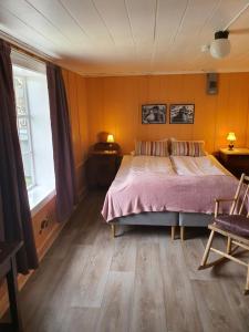 a bedroom with a large bed and a window at Handelsstedet Forvik in Vevelstad
