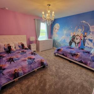 - une chambre avec 2 lits et une fresque murale murale dans l'établissement Winterfield Storey Lakeview 4173, à Kissimmee