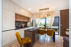 Kuchyň nebo kuchyňský kout v ubytování PANORAMA DELUXE APARTMENT